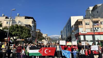 Hatay’ın Dörtyol ilçesinde, İsrail’in Gazze’ye yönelik saldırılarına tepki gösteren vatandaşlar