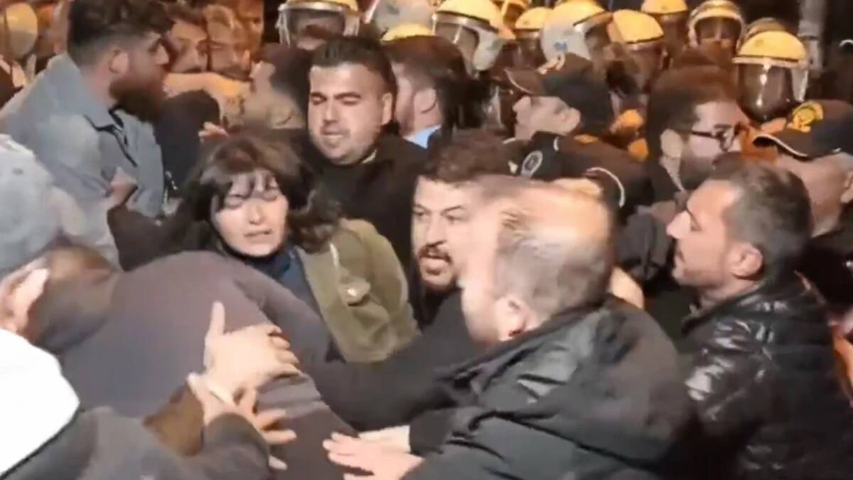 Ankara’nın Kızılay semtinde, farklı üniversitelerden gelen öğrencilerin düzenlediği yürüyüşe polis