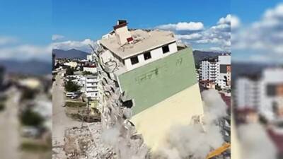 Hatay’ın Hassa ilçesinde yer alan 9 katlı bina, iş makinesinin