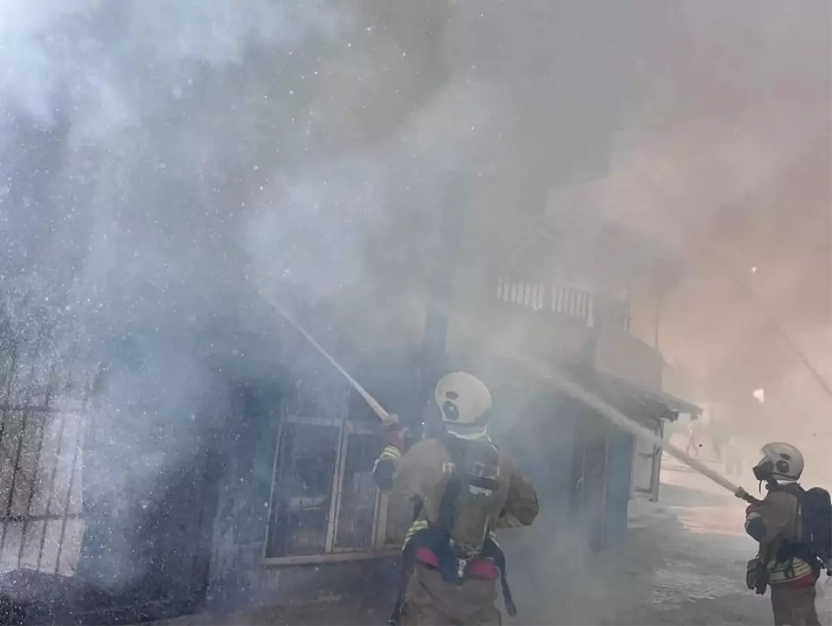 Hatay’ın merkez Antakya ilçesinde akşam saatlerinde 3 katlı bir binada