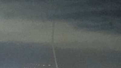 İskenderun Körfezi açıklarında gece saatlerinde oluşan hortum, cep telefonu kamerasıyla