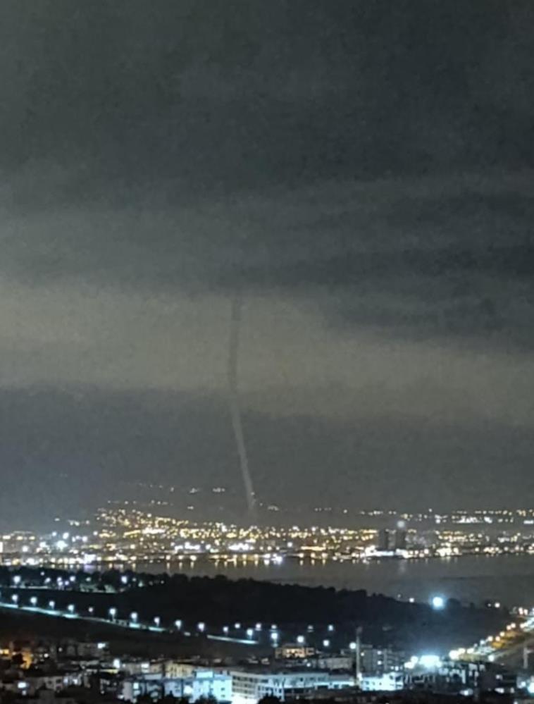 İskenderun açıklarında meydana gelen hortum, gece saatlerinde etkisini gösterdi. Meteorolojik