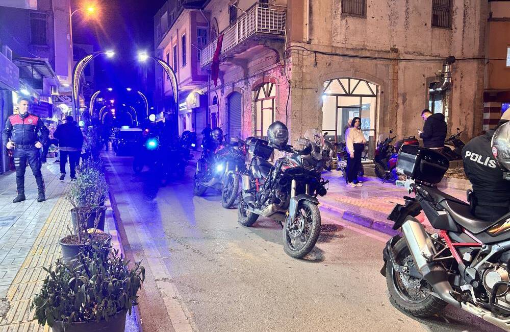 İskenderun’da Gece Denetimi Hatay’ın İskenderun ilçesinde, polis ekipleri şehir genelinde huzur ve güvenliği