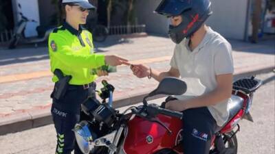 Hatay’ın İskenderun ilçesinde motosiklet sürücülerine yönelik bilinçlendirme çalışmaları devam ediyor.