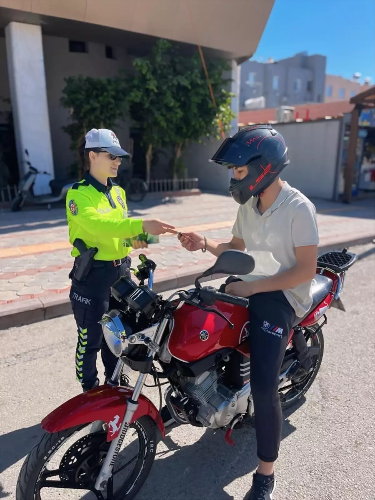 Hatay’ın İskenderun ilçesinde motosiklet sürücülerine yönelik bilinçlendirme çalışmaları devam ediyor.