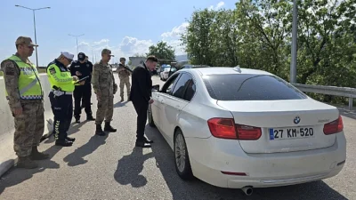-Hatay-Gaziantep il sınırında kurulan kontrol noktasında, Hassa Kaymakamı Osman Acar,