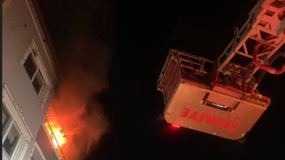 Hatay’ın Kırıkhan ilçesinde, akşam saatlerinde çıkan bir mesken yangını, itfaiye