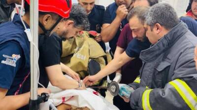 Hatay’da dengesini kaybederek yüksekten düşen bir çocuğun beline saplanan demir