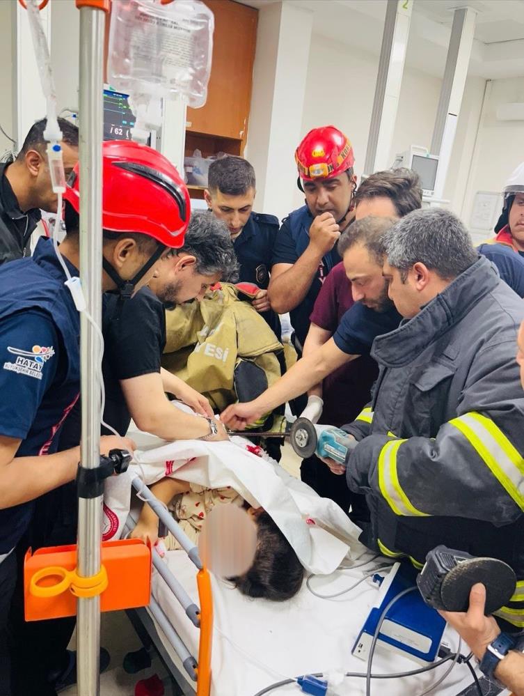 Hatay’da dengesini kaybederek yüksekten düşen bir çocuğun beline saplanan demir