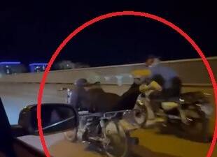 Hatay’ın İskenderun ilçesinde bir motosiklet sürücüsü, trafikte canını hiçe sayarak