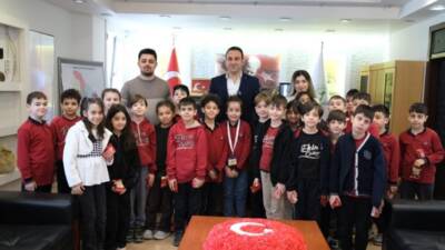 Ekin Koleji öğretmenleri ve öğrencileri, Defne Belediye Başkanı Halil İbrahim