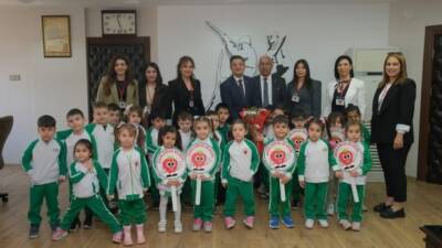 Dörtyol Çilek Çocuk Akademisi öğrencileri, Dörtyol Belediye Başkanı Bahadır Amaç’ı