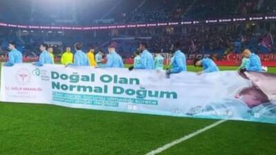 Futbol sahalarında yer alan “normal doğum” pankartları tartışma yarattı. Türk