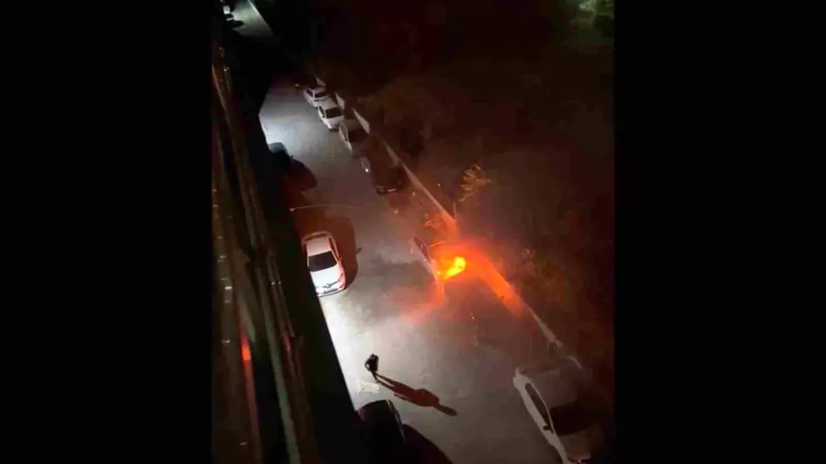 Hatay’ın Payas ilçesinde bir sitenin otoparkında park halindeki otomobilde çıkan