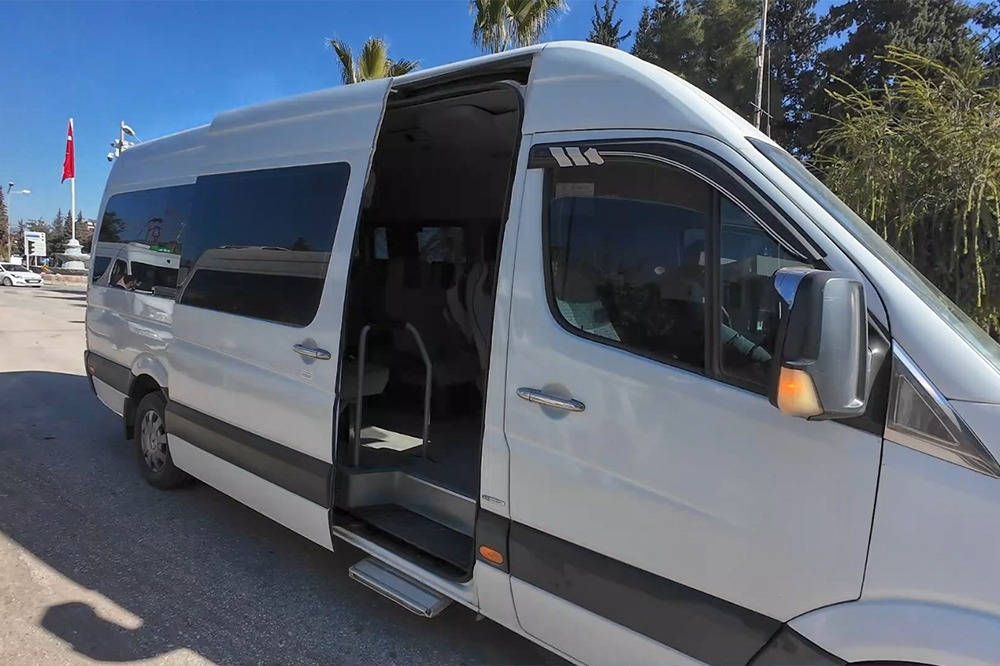 Hatay Büyükşehir Belediyesi (HBB), Reyhanlı ilçesindeki ulaşım eksikliklerini gidermek amacıyla