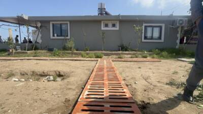 Hatay’ın İskenderun ilçesinde gerçekleştirilen kaçak yapı yıkımı sırasında bahçede dekoratif