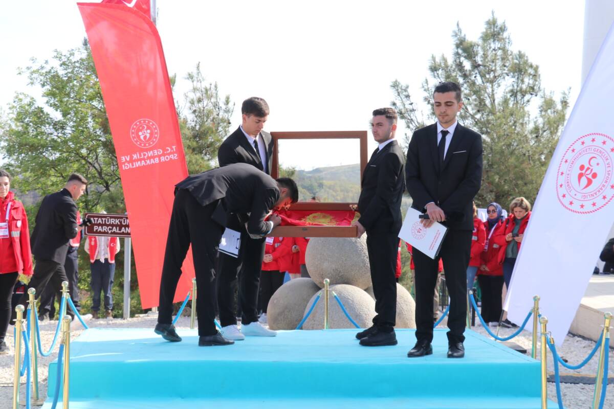 Çanakkale’de destan yazan 57. Piyade Alayı’nın kutsal sancağı, düzenlenen törenle