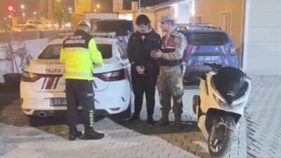 Hatay’ın Antakya ilçesinde jandarma ekiplerinden kaçmak için trafikte ters yöne