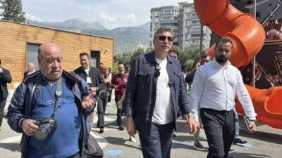 İskenderun Belediye Başkanı Mehmet Dönmez, İskenderun Ziraat Parkı’nda düzenlediği basın