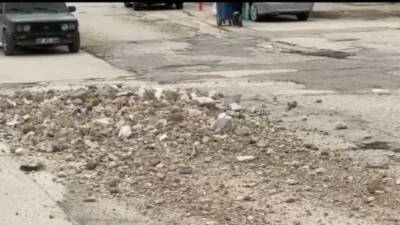 Hatay’da yola moloz dökerek trafikte tehlike yaratan bir kamyonun görüntüleri