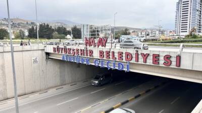 İskenderun ilçesinde, aynı cadde üzerinde bulunan 6 tabeladaki ‘T’ harflerinin