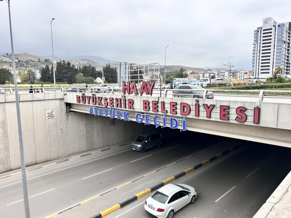 İskenderun ilçesinde, aynı cadde üzerinde bulunan 6 tabeladaki ‘T’ harflerinin