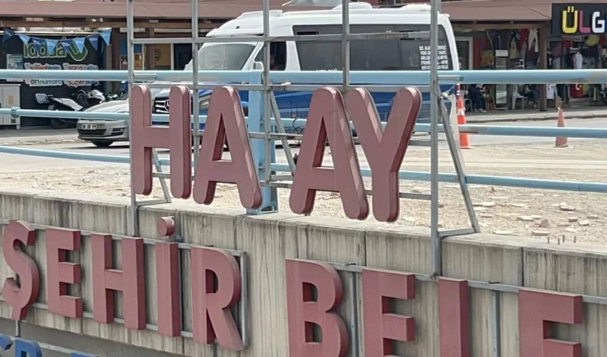 Hatay’ın İskenderun ilçesinde tabelalardaki eksik ‘T’ harflerinin nedeni ortaya çıktı.
