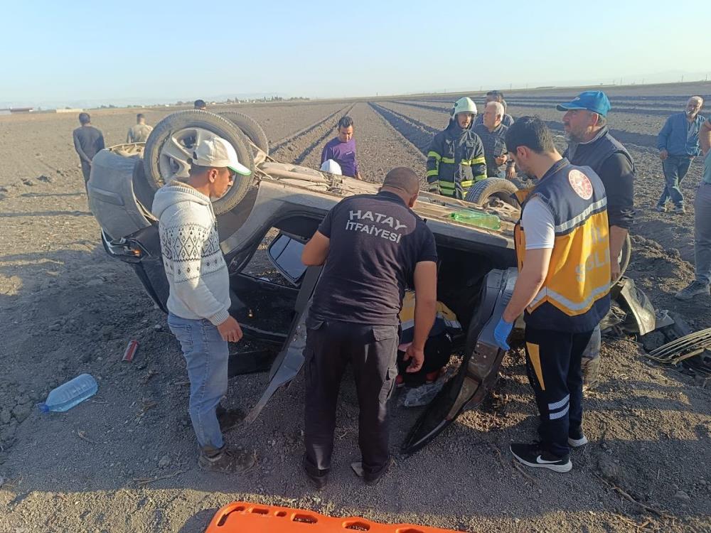 Hatay’ın Kırıkhan ilçesinde meydana gelen trafik kazasında takla atan otomobilde
