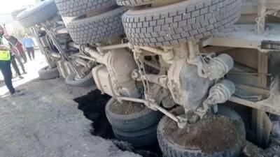 Hatay’ın Dörtyol ilçesinde kum yüklü bir kamyon, yolun çökmesi sonucu