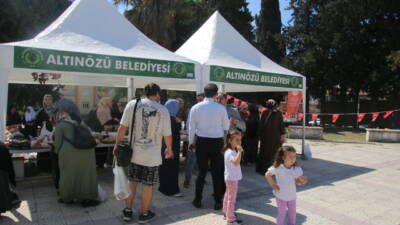 Hatay’ın Altınözü ilçesinde İl Müftülüğü öncülüğünde düzenlenen kermeste, vatandaşlar depremde