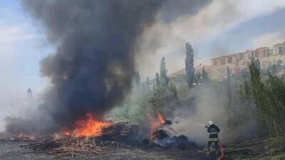 Hatay’ın Kırıkhan ilçesinde, Kurtlusoğuksu Mahallesi’nde bir bahçede çıkan yangın, itfaiye