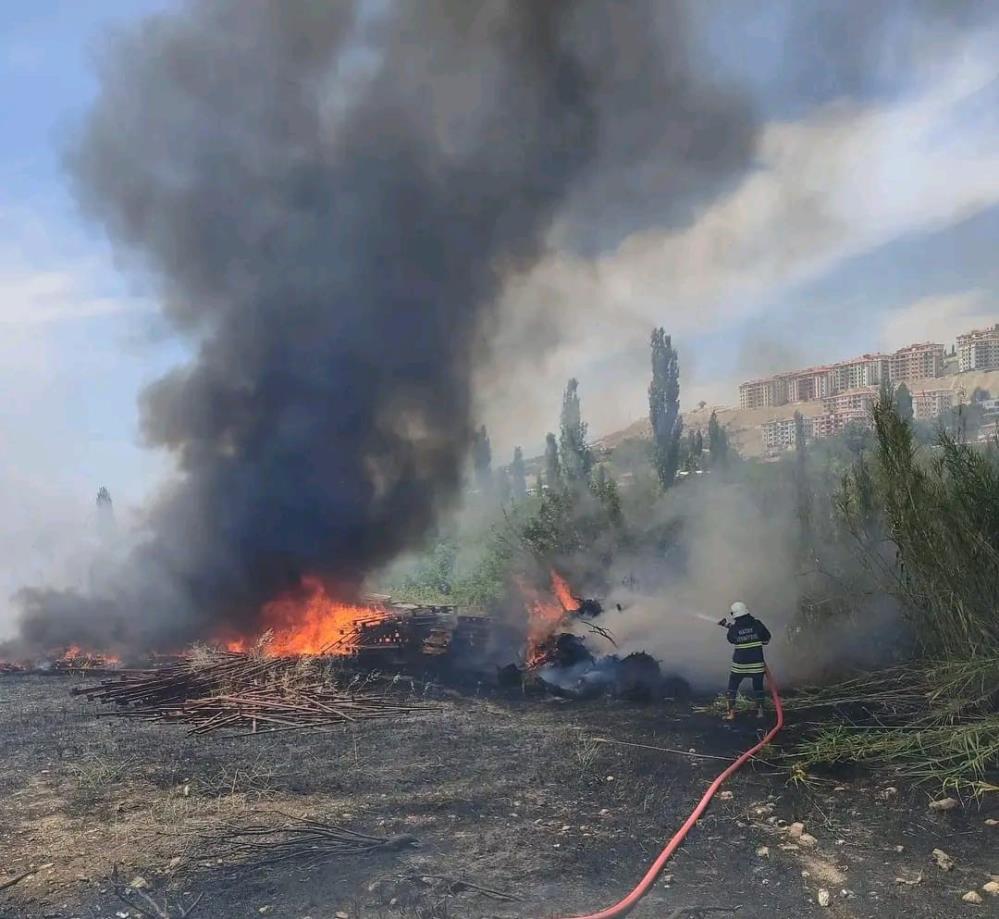Hatay’ın Kırıkhan ilçesinde, Kurtlusoğuksu Mahallesi’nde bir bahçede çıkan yangın, itfaiye