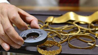 Yaz aylarının yaklaşmasıyla birlikte düğün hazırlıkları hız kazanırken, altın alışverişleri