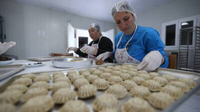 Hatay’ın Arsuz ilçesinde depremden etkilenen kadınlar, geleneksel lezzet kömbeyi üretip