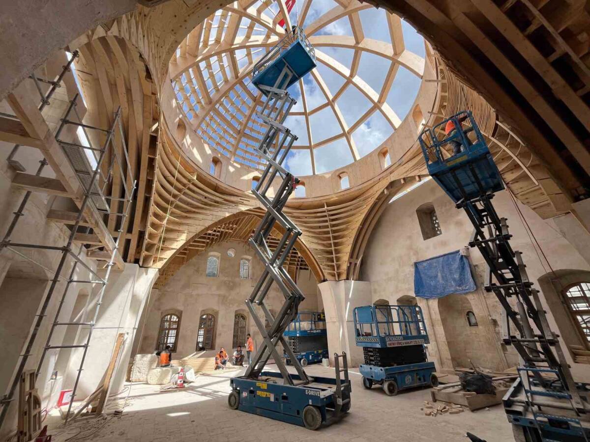 Konya Büyükşehir Belediyesi, depremin yaralarını sarmakla kalmıyor, Anadolu’nun ilk camisi