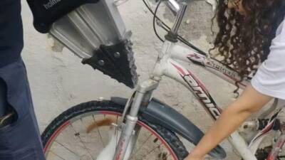 Hatay’ın İskenderun ilçesi Cumhuriyet Mahallesi’nde, bir yavru kedi, bisiklet tekerleğinin