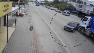 Hatay’ın Dörtyol ilçesinde hafriyat kamyonunun kör noktasına giren Tofaş marka