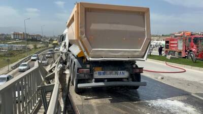 Hatay’ın Antakya ilçesinde meydana gelen kazada, sürücüsünün kontrolünü kaybettiği hafriyat