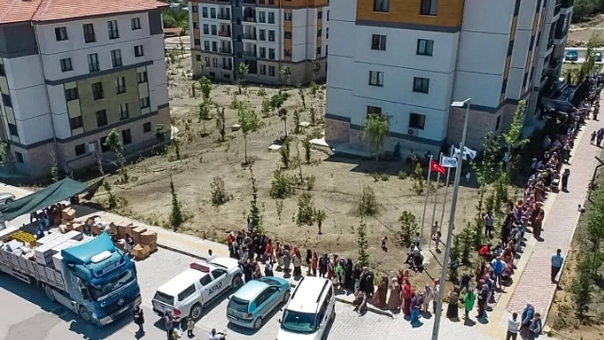 Hatay’ın Antakya ilçesinde AFAD tarafından gerçekleştirilen yardım dağıtımında yaşanan plansızlık,