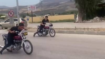 Hatay’ın Kırıkhan ilçesinde, karayolunu kapatarak motosiklet yarışına katılan iki sürücüye