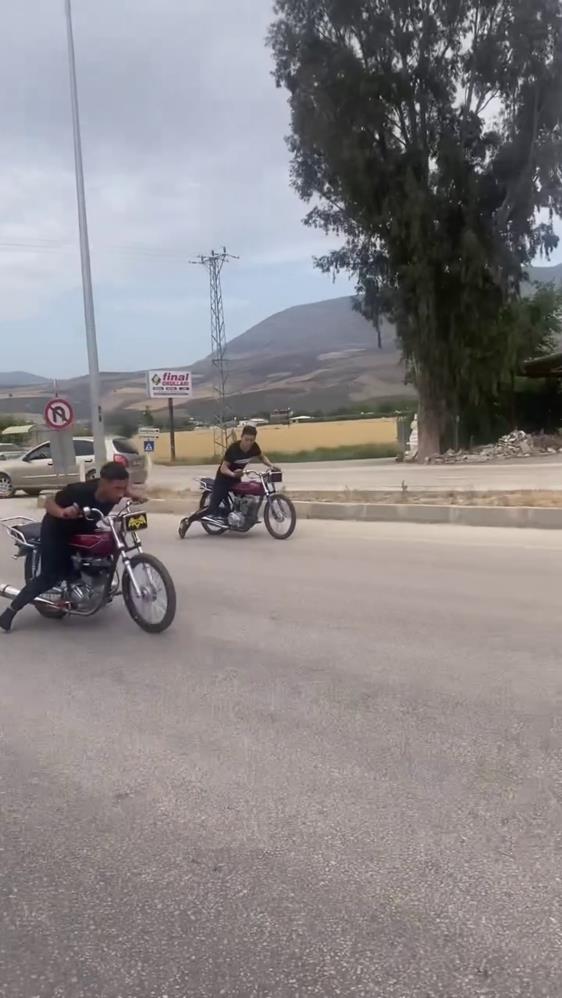 Hatay’ın Kırıkhan ilçesinde, karayolunu kapatarak motosiklet yarışına katılan iki sürücüye