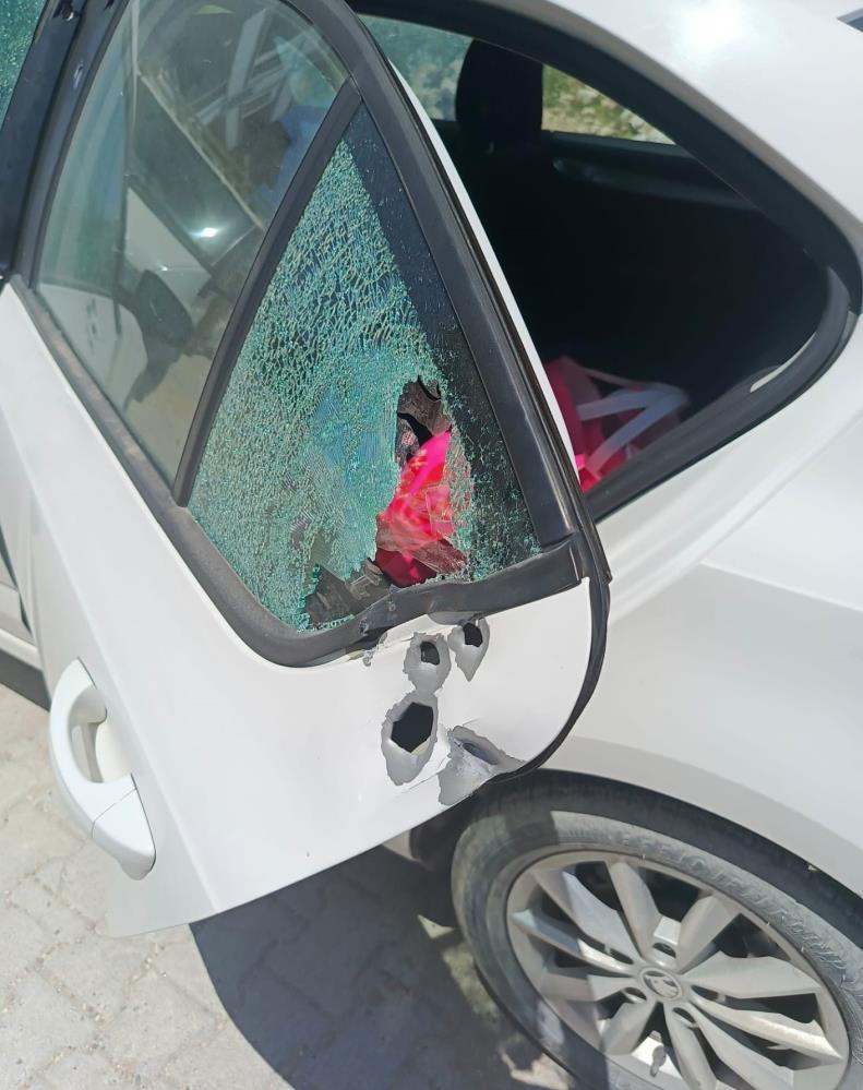 Hatay’ın Antakya ilçesinde bir otomobil, kimliği belirsiz kişi ya da