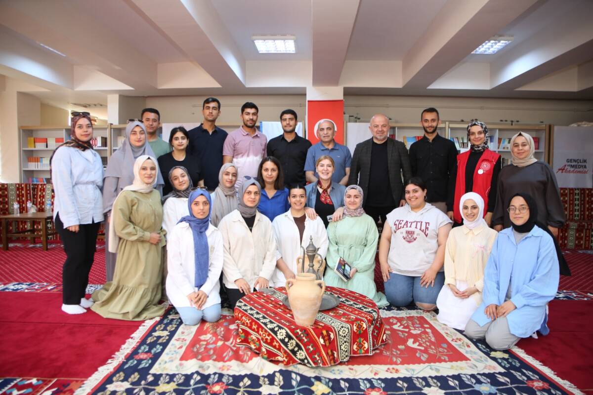 &nbsp; Hatay’ın Antakya ilçesinde, depremzede gençlere yönelik düzenlenen medya eğitimi