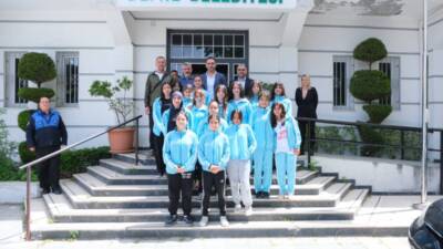 Defne ilçesinde düzenlenen ortaokullar arası kız futbol turnuvasında şampiyonluk kupasını