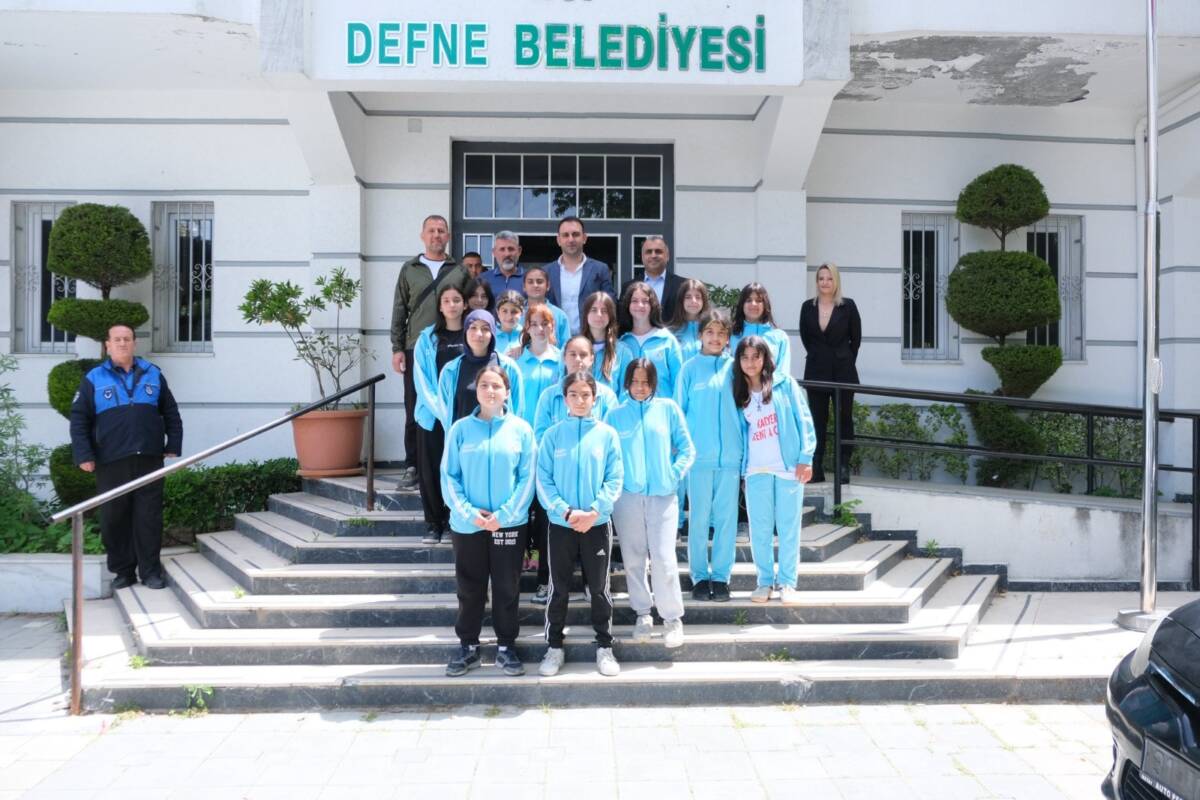 Defne ilçesinde düzenlenen ortaokullar arası kız futbol turnuvasında şampiyonluk kupasını