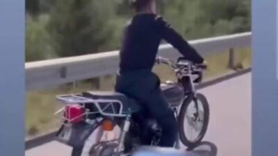 Hatay’ın İskenderun ilçesinde otobanda motosikletleriyle yarış yaparak canlarını tehlikeye atan