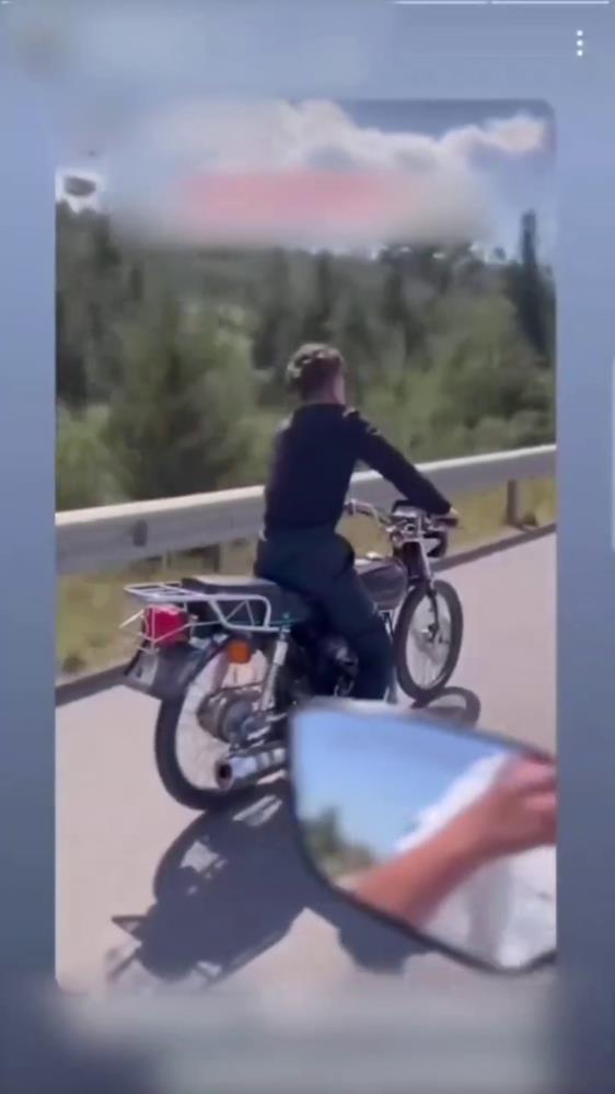 Hatay’ın İskenderun ilçesinde otobanda motosikletleriyle yarış yaparak canlarını tehlikeye atan