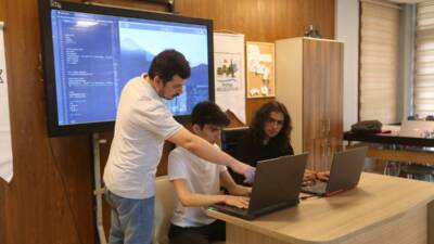 Hatay’ın Payas ilçesindeki PayaSTEM Yapay Zeka Merkezi’nde eğitim gören lise