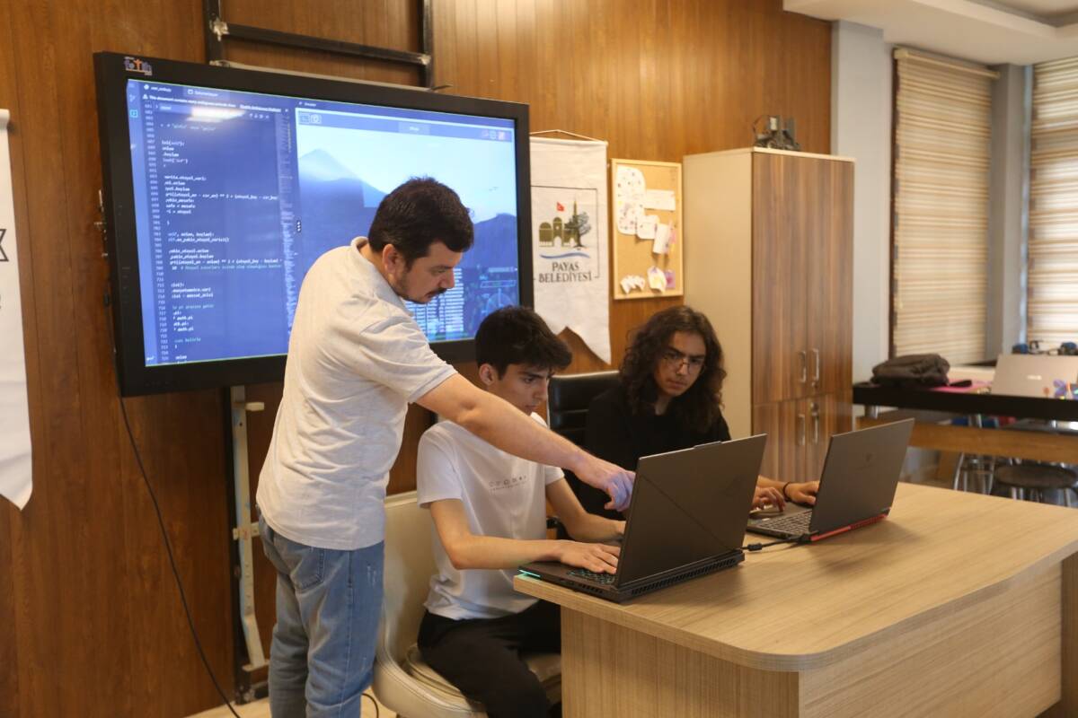 Hatay’ın Payas ilçesindeki PayaSTEM Yapay Zeka Merkezi’nde eğitim gören lise