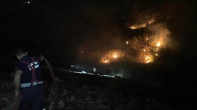 Hatay’ın Defne ilçesine bağlı Çökek Mahallesi kırsalında çıkan makilik alan